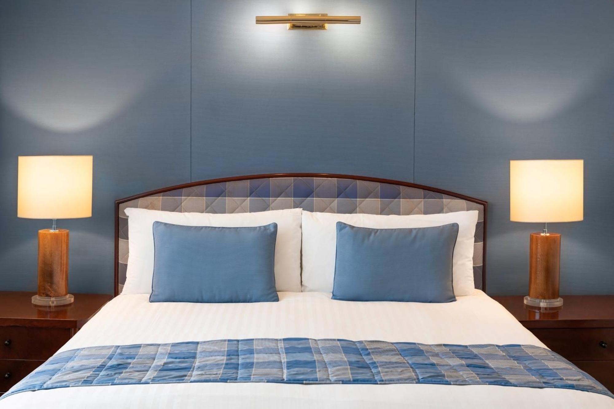 Athenaeum Intercontinental By Ihg Hotel Bagian luar foto A bed
